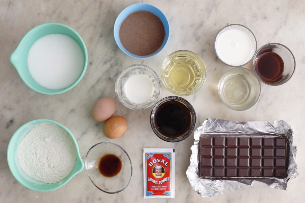 Ingredientes para el bizcocho de chocolate fácil.