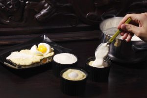 Napando los huevos con el atascaburras