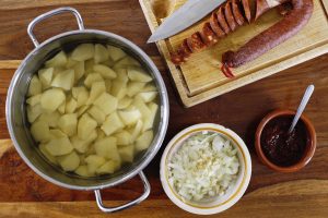 Todos los ingredientes preelaborados de las patatas a la riojana